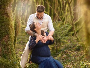 Bonjour à tous, je vous partage l'amour et la complicité de ce joli couple, une belle séance en forêt avec une maman courageuse qui a bravé le froid !💙💛...
