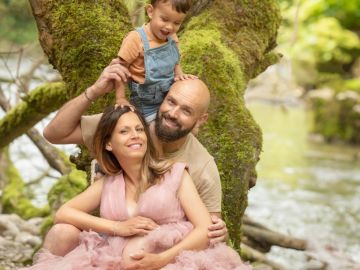 Bonjour, les amis, je vous partage avec plaisir cette magnifique famille en nature cette fois-ci, une belle balade photographique en famille pour bébé two,...