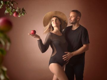 Bonsoir les amis, j'espère que vous allez tous bien ? 

Je vous partage cette séance, nous avions déjà fait cette photo lors de la première grossesse quand...