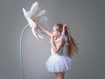 Quand une fleur ne fleurit pas, on corrige l'environnement dans lequel elle pousse. PAS LA FLEUR.
Photo poétique inspirée par évidemment ma Fée et sa vision...