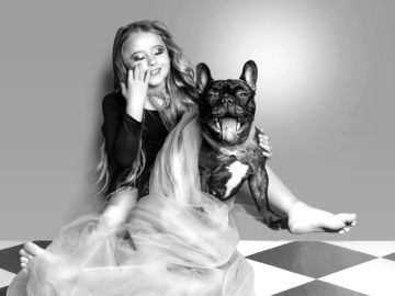 Coucou les amis, un petit partage de ma fée et sa boule d'amour Uguette de la forêt, que de l'amour !🤍🖤🩶

Belle soirée à tous🤍🖤🩶
#mafille #seancephotoenfant...