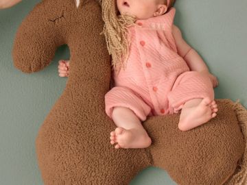 Bonjour les amis,
Une magnifique petite fée sur son poney magique. Tellement choupinette !! Je craque et vous ?🩷🌸🩷🌸

Merci de ne pas identifier cette petite...