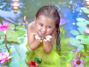 🌿 La fée aux grenouilles 🐸✨

Cette série est née d’une séance photo en famille, autour de ma « Petite fée ».
Tamy-Line est autiste et TDAH, et son univers...