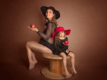 Bonsoir les amis, j'espère que vous allez tous bien ? 

Je vous partage cette séance, nous avions déjà fait cette photo lors de la première grossesse quand...