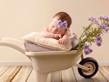 Bonjour, à tous, voici une magnifique petite Fée que j'ai eue la chance de rencontrer pour sa séance photo naissance, n'est elle pas trop mimi???
 je fonds...