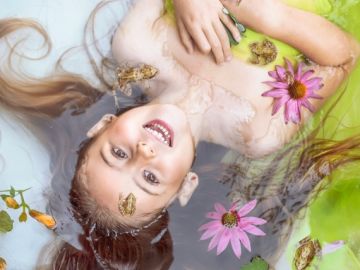 🌿 La fée aux grenouilles 🐸✨

Cette série est née d’une séance photo en famille, autour de ma « Petite fée ».
Tamy-Line est autiste et TDAH, et son univers...