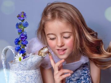 Rencontre magique entre une petite fée et… sa nouvelle meilleure amie 🐸✨

On ne sait pas trop comment elle fait, mais visiblement elle parle couramment le...
